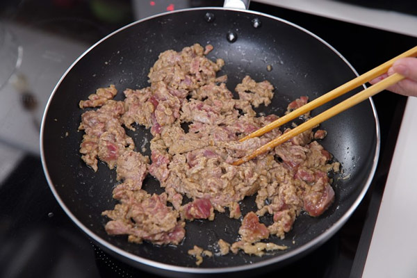 Cách làm nấm đùi gà xào thịt bò hao cơm, chỉ một món cũng để có bữa cơm ngon - Ảnh 4