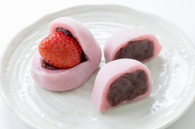 Một loại bánh ngọt Daifuku của Nhật Bản với phần viền là mochi, còn phần nhân là đậu đỏ xay nhuyễn