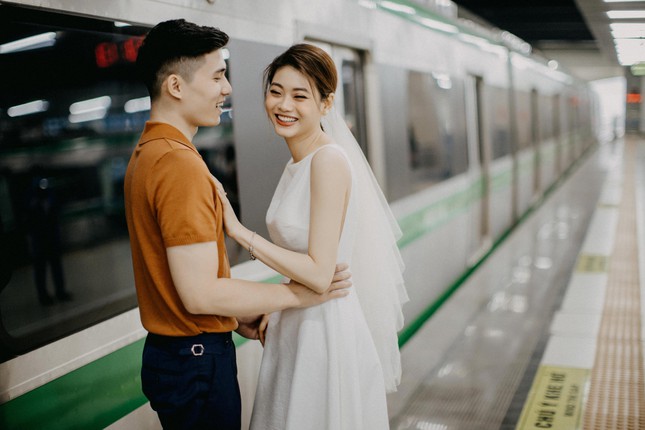 Bộ ảnh cưới đẹp như phim truyện của cặp đôi tiếp viên hàng không tại đường sắt Cát Linh - Hà Đông - Ảnh 1