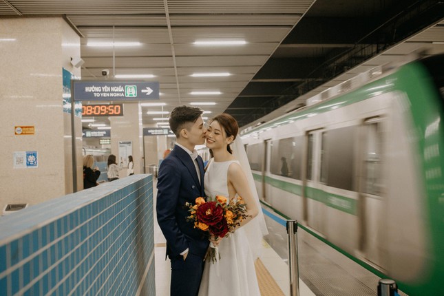 Bộ ảnh cưới đẹp như phim truyện của cặp đôi tiếp viên hàng không tại đường sắt Cát Linh - Hà Đông - Ảnh 2