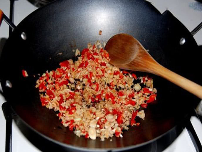 Cách làm đậu hũ kho sả ớt, dù ăn mặn hay ăn chay cũng đều đưa cơm vô cùng    - Ảnh 3