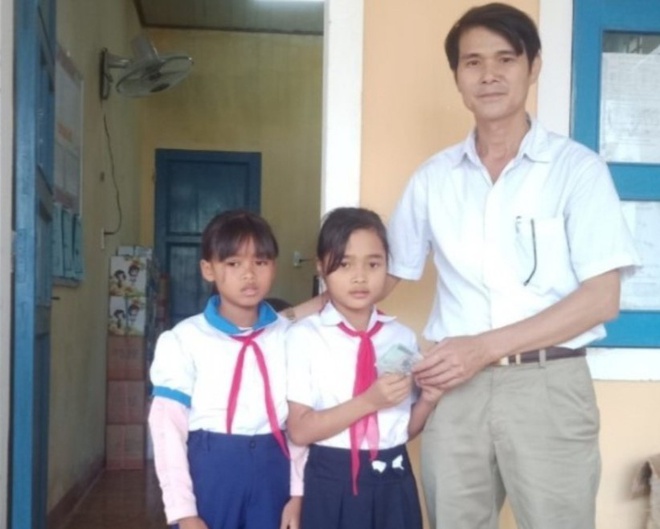 Quảng Trị: Học sinh lớp 5 trả lại 5 triệu đồng tìm thấy trong đồ cứu trợ - Ảnh 1