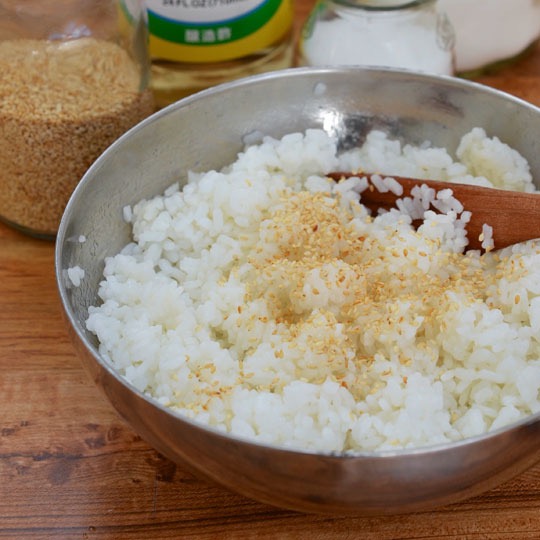 Kimbap của người Hàn Quốc sẽ được trộn cùng với dầu mè, tạo nên hương vị ngọt ngọt cho người thưởng thức