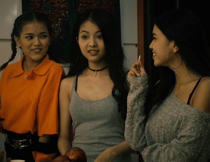 Bộ phim xoay quanh bộ ba bạn thân Trang, Ngọc và Jina.