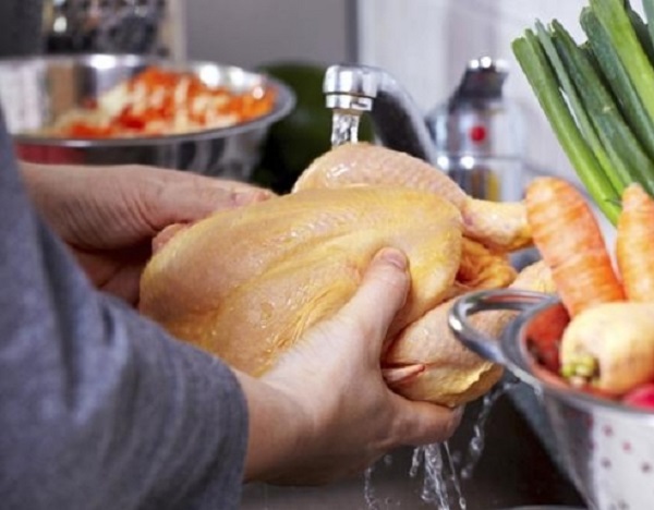 Rửa gà để sạch để tránh mùi và bảo đảm an toàn vệ sinh cho cả gia đình