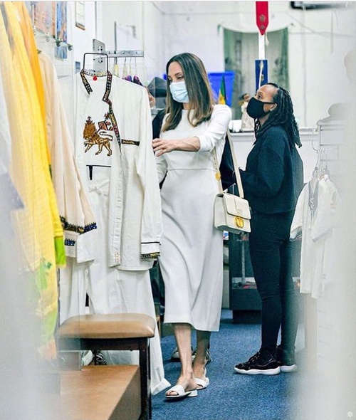 Con gái phi giới tính nhà Angelina Jolie gây ấn tượng với chiều cao nổi bật - Ảnh 7