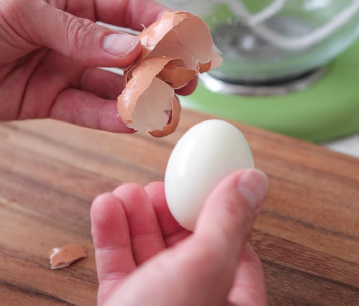Chọc kim vào vỏ trứng trước khi luộc có tác dụng gì mà ai biết cũng làm? - Ảnh 4