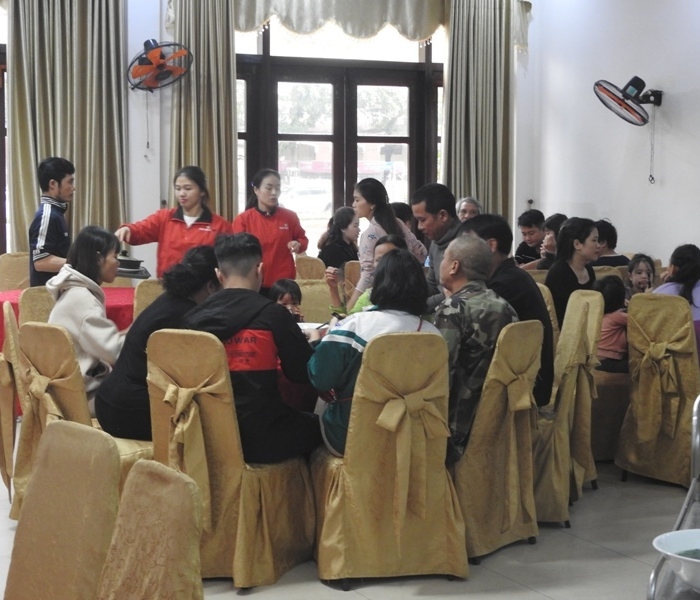 Hà Tĩnh: Nhiều chủ khách sạn cho người dân vùng lũ đến ăn ở miễn phí - Ảnh 2