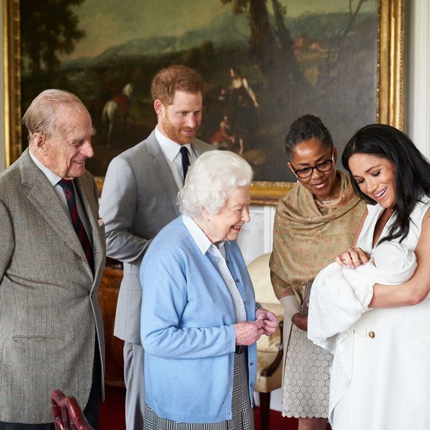 Bức ảnh kỷ niệm 73 năm ngày cưới Nữ hoàng Anh khiến vợ chồng Meghan xấu hổ - Ảnh 3