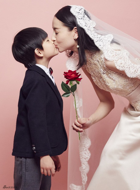Nữ diễn viên Đổng Khiết bị chỉ trích vì hôn môi con trai 10 tuổi - Ảnh 1