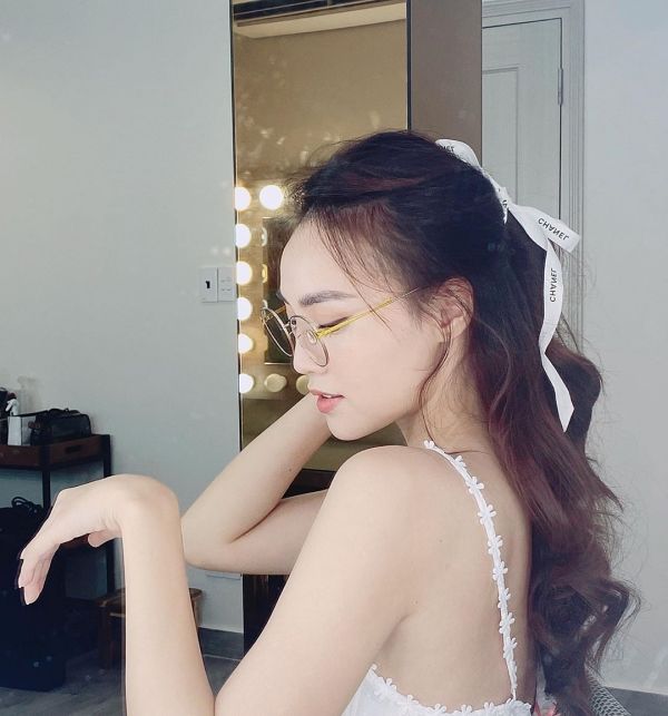 Ninh Dương Lan Ngọc xinh đẹp quyến rũ quá đỗi với chiếc nơ buộc tóc cùng chiếc váy hai dây sexy