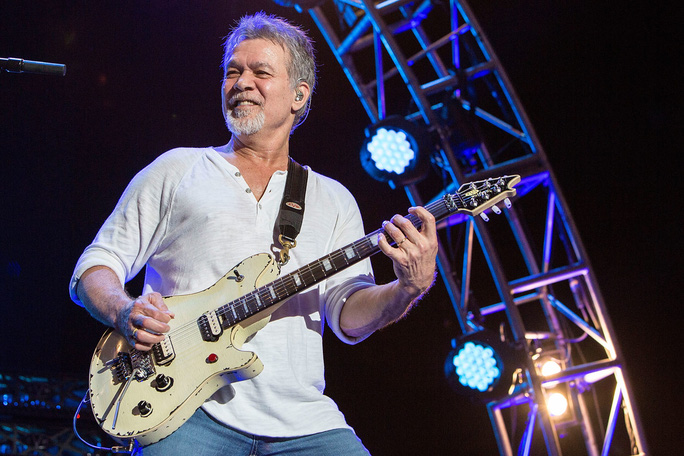 Eddie Van Halen qua đời ở tuổi 65 sau nhiều năm điều trị ung thư.