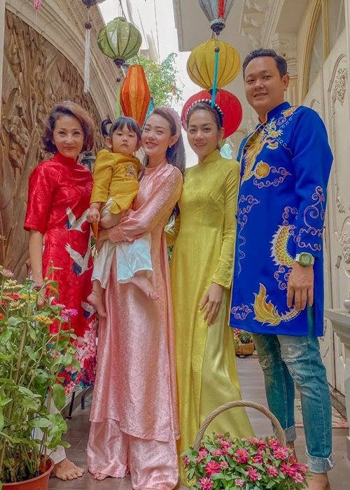 voc dang me ruot u60 cua minh hang thon tha yeu kieu hon ca con gai anh 6 Vóc dáng mẹ ruột U60 của Minh Hằng: Thon thả, yêu kiều hơn cả con gái - Ảnh 6
