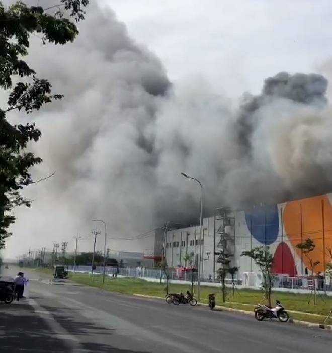 TP.HCM: Cháy lớn tại nhà máy Cầu Tre Khu công nghiệp Hiệp Phước - Ảnh 3