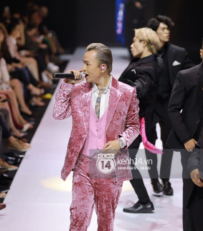 Binz công khai hôn gió, nắm tay Châu Bùi tại Fashion Week - Ảnh 5