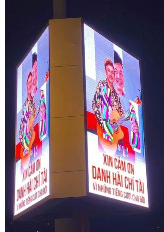 Xúc động hình ảnh cố nghệ sĩ Chí Tài trên biển quảng cáo lớn tại ngã tư Hàng Xanh - Ảnh 2