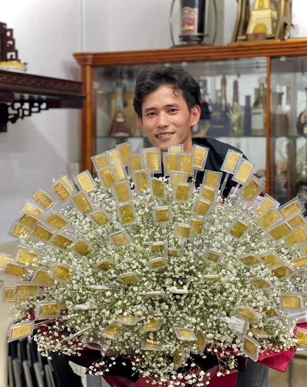 Chủ nhân tác phẩm nghệ thuật 'bó hoa bằng 100 cây vàng'.