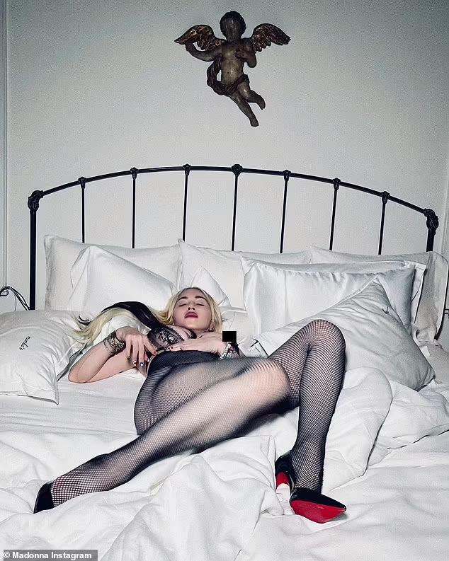 'Nữ hoàng nhạc Pop' 63 tuổi Madonna chụp ảnh trên giường như thời 20 tuổi - Ảnh 1