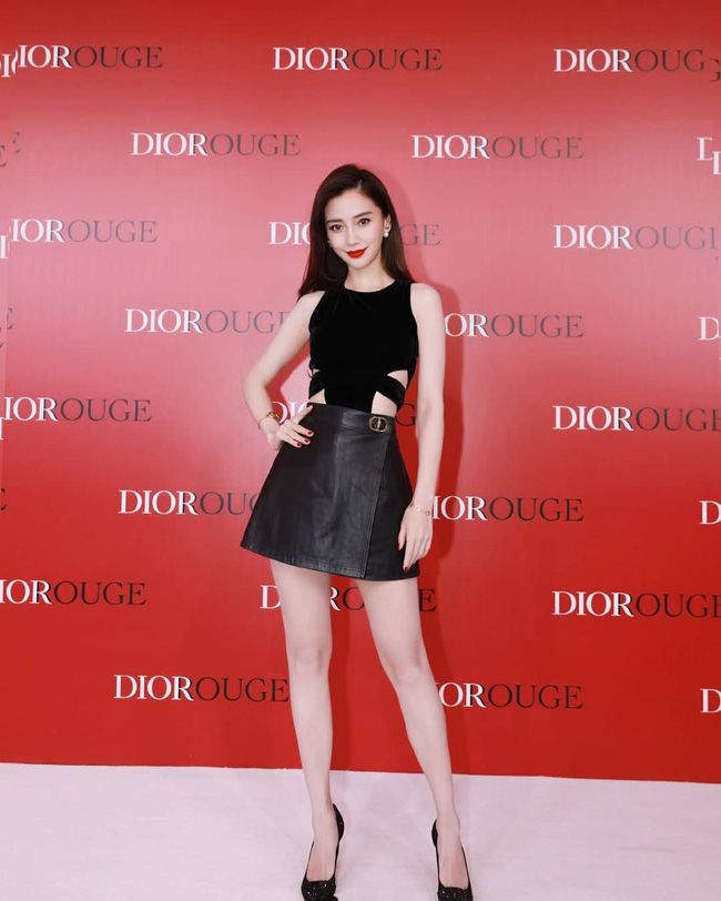 Mới đây nhất, Angela Baby xuất hiện tại show làm đẹp của Dior, người đẹp tự tin khoe vóc dáng cùng thần thái đỉnh cao trong set đồ đen đơn giản