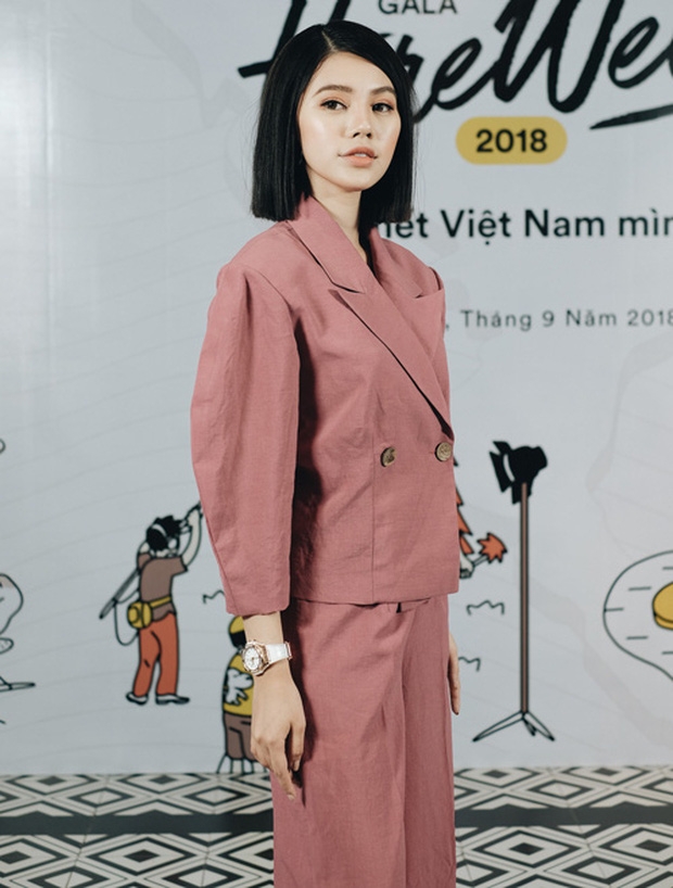 Hoa hậu Jolie Nguyễn từng gây chú ý theo cách khó hiểu khi diện suits nhăn nhúm màu hồng đất, trong khi dress code chương trình là màu trắng, vàng hoặc be