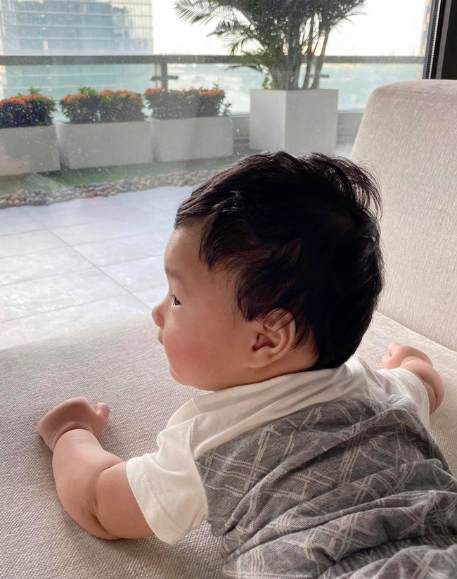 Hoa hậu Đặng Thu Thảo lần đầu khoe con trai 6 tháng tuổi đã biết gọi ba - Ảnh 2