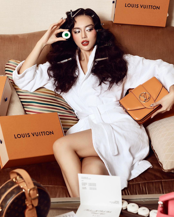 Khánh Linh là một trong số những khách mời đặc biệt của Louis Vuitton khi được mời tham dự show diễn trực tuyến