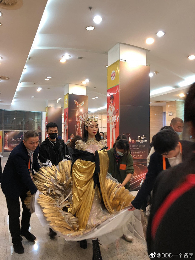 Tấm hình hậu trường của Nữ thần Kim Ưng 2020 với chiếc váy đồ sộ, sến sẩm