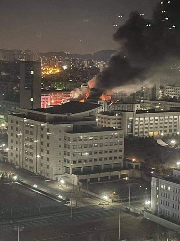 Vừa bước qua năm mới 20 phút, trường đại học tại Hàn Quốc bốc cháy dữ dội - Ảnh 1