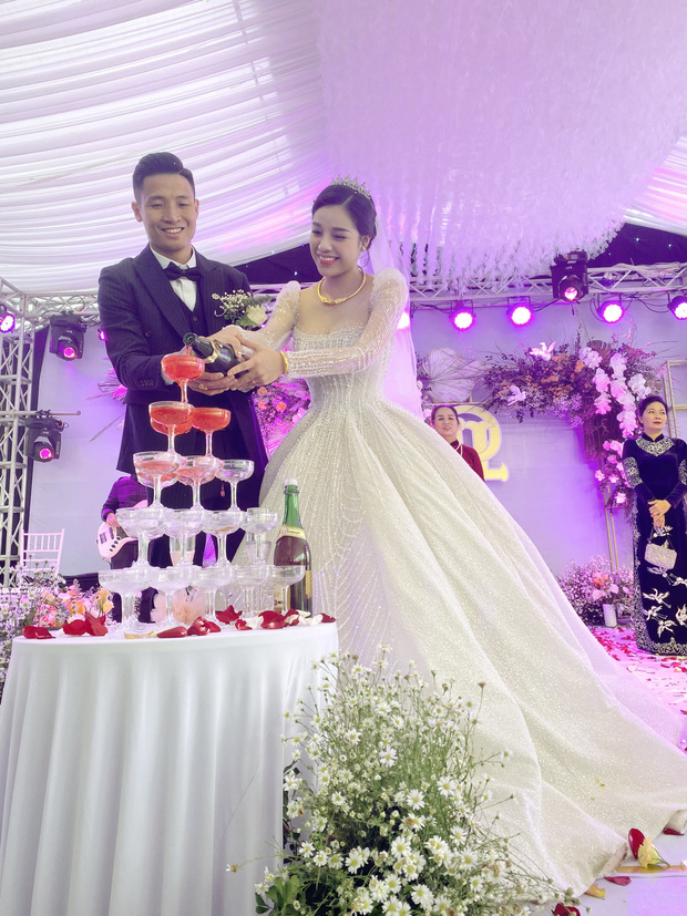Đám cưới Bùi Tiến Dũng ở Hà Tĩnh: Cô dâu Khánh Linh và bé Sushi là tâm điểm - Ảnh 4