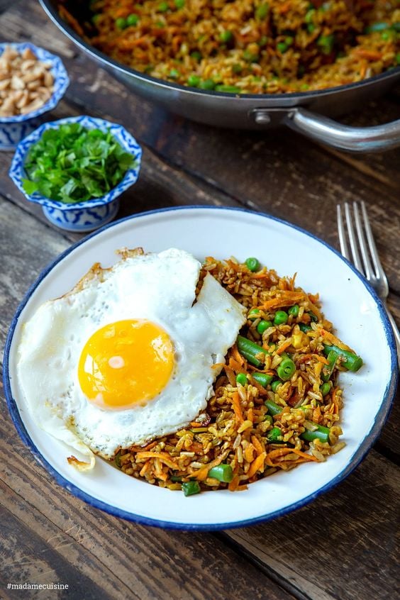 Indonesia - Nasi Goreng (cơm chiên) thường được nhiều người lựa chọn cho bữa sáng của mình. Món cơm chiên bao gồm trứng, thịt hoặc hải sản. Đây được coi là món ăn mang đậm hương vị của người dân sứ vạn đảo đấy.