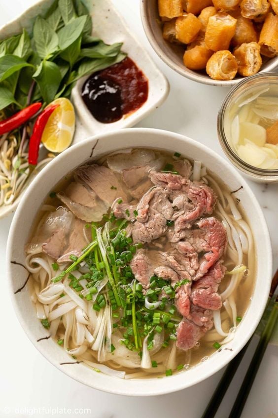 Việt Nam - Bữa sáng với những món nước như bún, bánh đa, miến, mỳ,... và đương nhiên là không thể không nhắc tới phở bò.