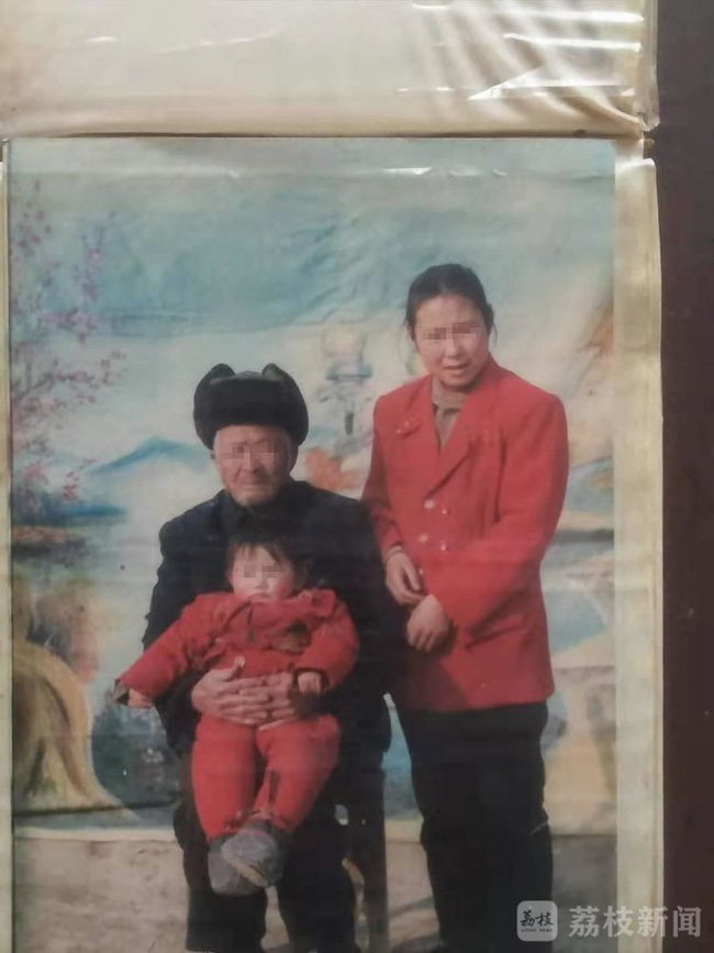 Cô Phương lúc nhỏ chụp cùng bố mẹ