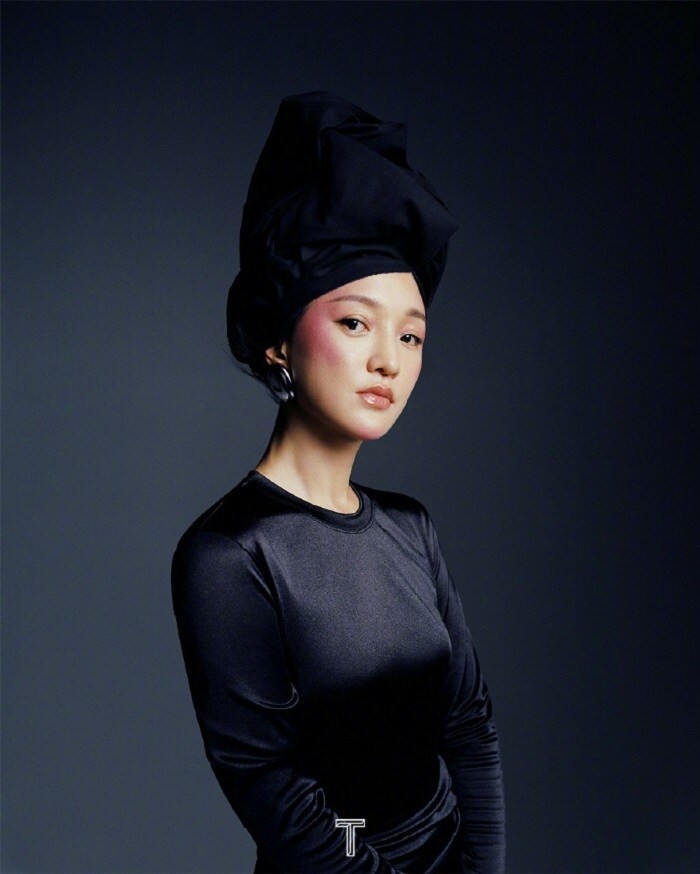 Trong số mới nhất của tạp chí T Magazine tháng 7/2020, Châu Tấn trở thành gương mặt chủ đạo với một bộ ảnh ấn tượng, khoe vẻ đẹp cổ điển, đầy sức quyến rũ ở tuổi 46.