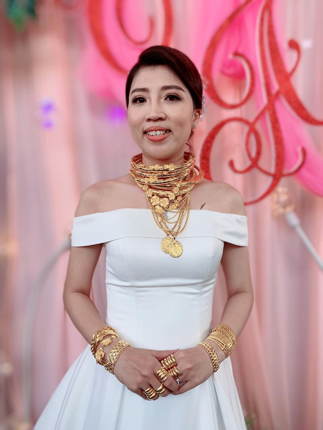 Cô dâu Trà Vinh được trao của hồi môn khủng hơn 1kg vàng trong hôn lễ hôm 28/7/2019
