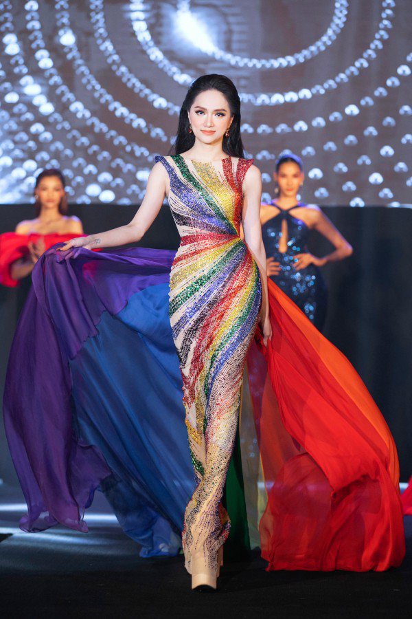 Hoa hậu Hương Giang hóa nữ thần truyền cảm hứng đến cộng LGBT với chiếc váy màu sắc, kín đáo không kém phần sang trọng