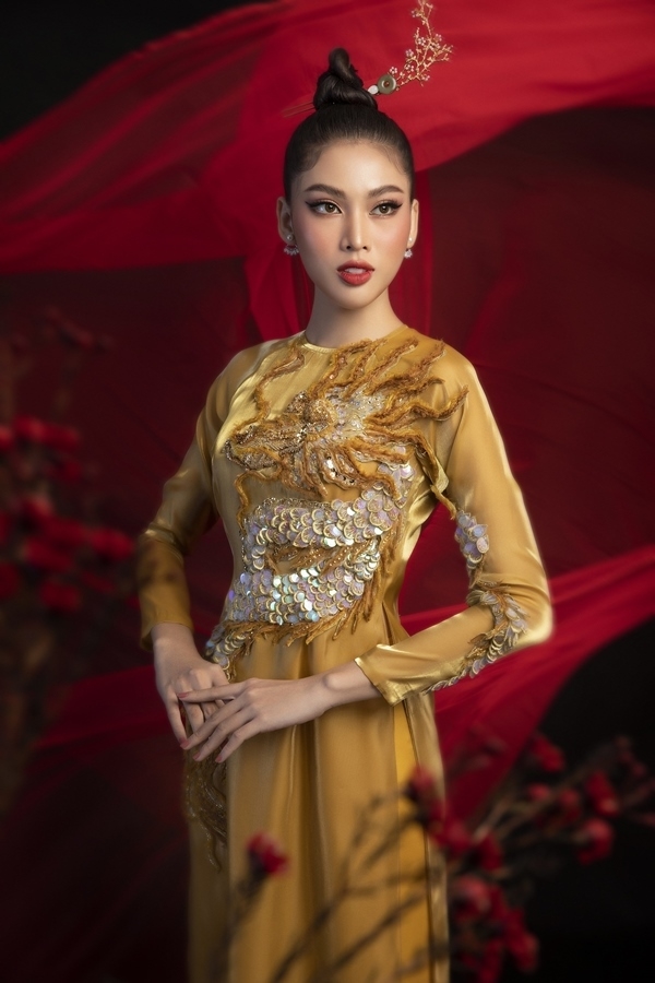 Với trang phục truyền thống, Ngọc Thảo cũng chứng tỏ mình rất có niềm đam mê đặc biệt với gam màu vàng khi từng diện áo dài Tết màu vàng thêu họa tiết sang chảnh.