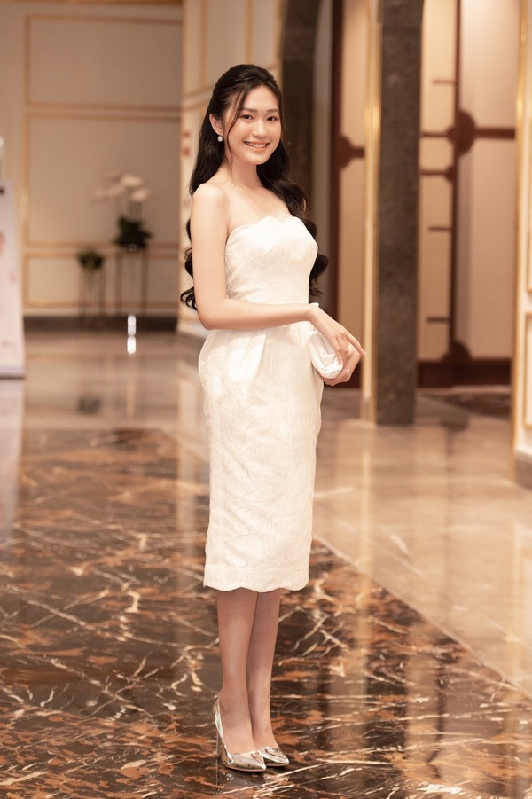 Doãn Hải My 2001 - Hoa khôi Duyên dáng Ngoại thương 2019 đẹp nền nã với chiếc váy khoe bờ vai nõn nà