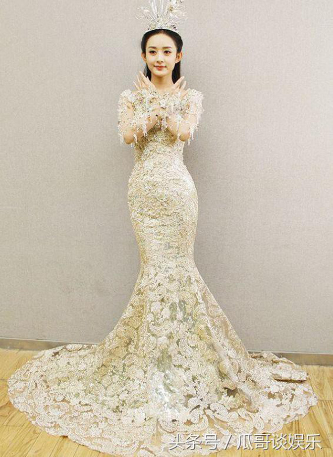 Chiếc váy của cô nàng được bầu chọn là sang nhất, quyến rũ nhất trong số những trang phục được nữ thần Kim Ưng khoác lên người
