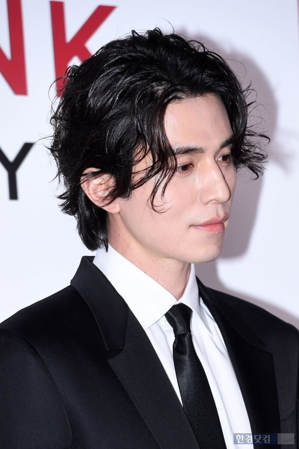 Anh cũng từng xuất hiện tại sự kiện của nhà mốt Chanel với mái tóc dài bổ luống, xoăn nhẹ