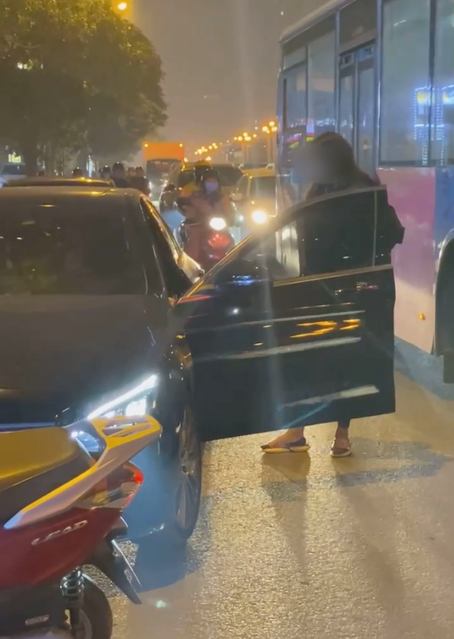 Người vợ chặn xe Mercedes của 'tiểu tam' ở Hà Nội khẳng định chồng tử tế - Ảnh 2