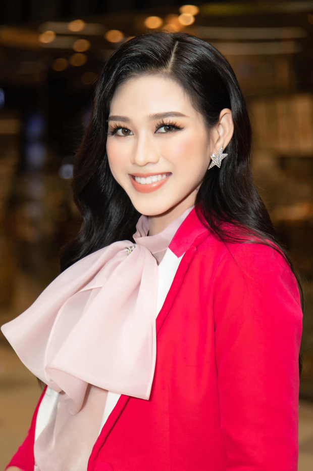 Hoa hậu Đỗ Thị Hà được khen ngợi vì xử lý khéo léo khi chụp hình cùng Hứa Vĩ Văn - Ảnh 4