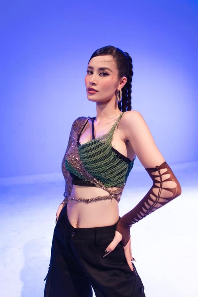 dong nhi duoc fan vay kin om hon tham thiet nhu chua tung co on ao thoat fan anh 3 Đông Nhi được fan vây kín, ôm hôn thắm thiết như chưa từng có ồn ào thoát fan - Ảnh 3