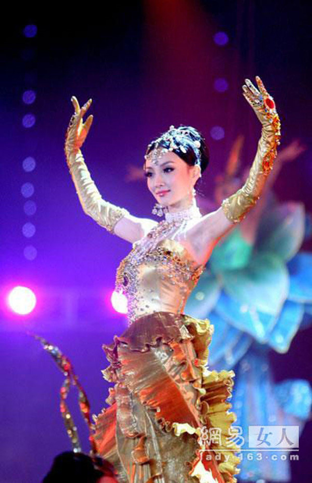 Lý Tiểu Lộ năm 2008 là nữ thần Kim Ưng được đánh giá cao cả về tài năng và nhan sắc