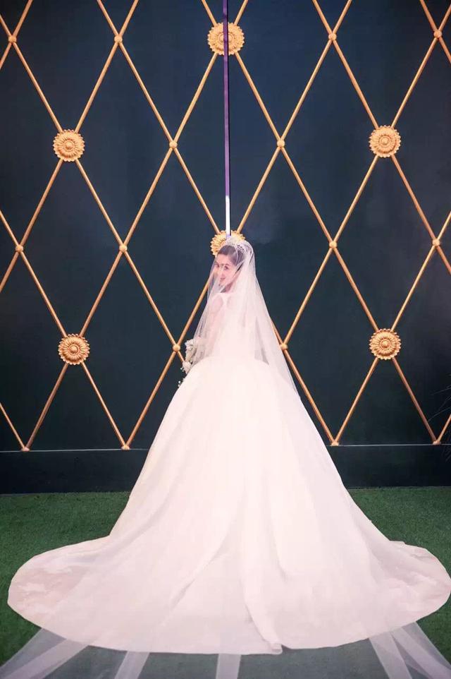 Angela Baby diện mẫu váy cưới được thiết kế riêng của thương hiệu Dior lừng danh