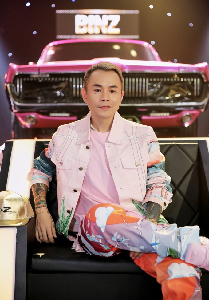 Xuyên suốt 6 tập đầu của chương trình đang gây sốt Rap Việt, Binz cho thấy tình yêu đặc biệt với gam màu này khi diện nguyên cây đồ hồng