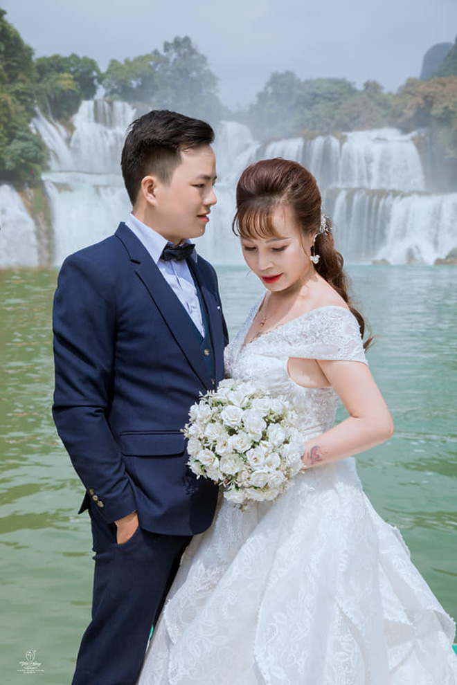 Cặp đôi Thu Sao - Hoa Cương chụp ảnh kỷ niệm 2 năm ngày cưới