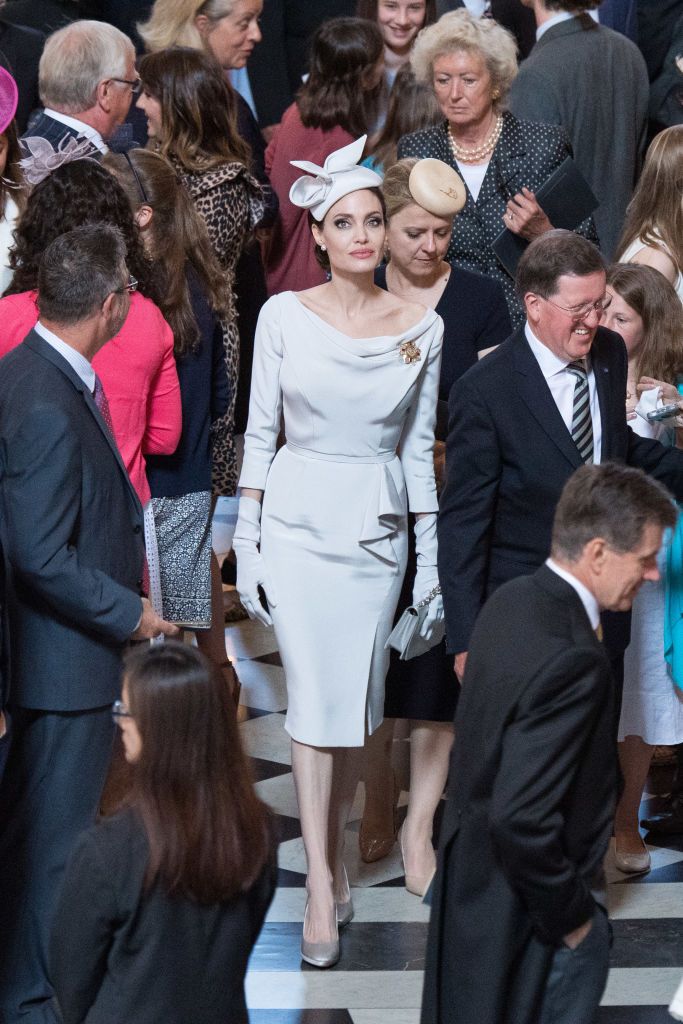 Hay khi xuất hiện tại Nhà thờ St. Paul ở London cho buổi lễ hoàng gia, nữ minh tinh đã diện một chiếc váy màu xám nhạt với phong cách quý bà cùng đôi găng tay, mũ, ví cầm tay và đôi giày màu bạc rất ấn tượng.