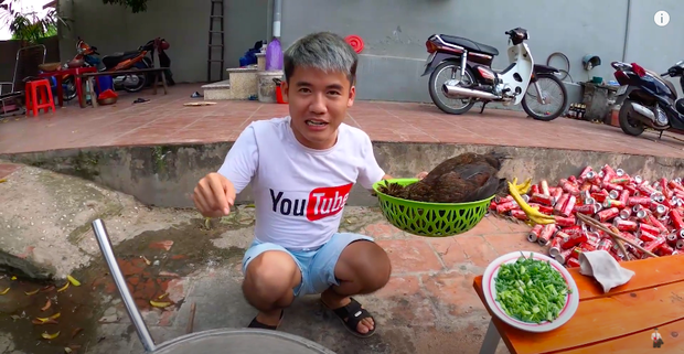 Con trai bà Tân Vlog quay clip nấu cháo gà còn nguyên lông để trêu đùa hai người em.