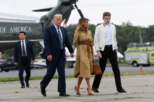 Barron Trump nổi trội với chiều cao gần 2m khi đi cùng cha mẹ.