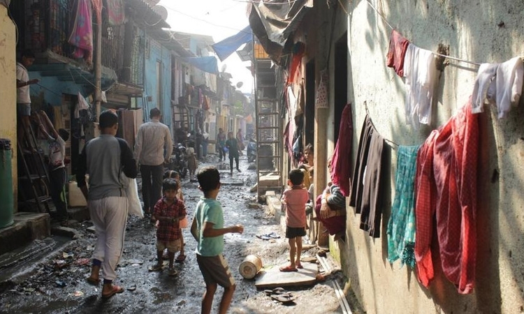 Các khu ổ chuột trở thành nơi lây lan dịch bệnh nguy cơ lớn.